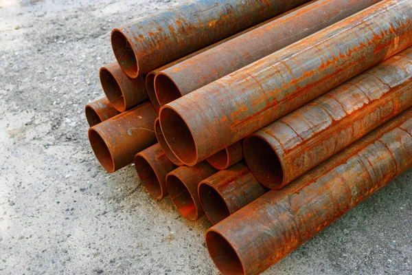 Tubos de ferro cobertos com ferrugem em pilha — Fotografia de Stock