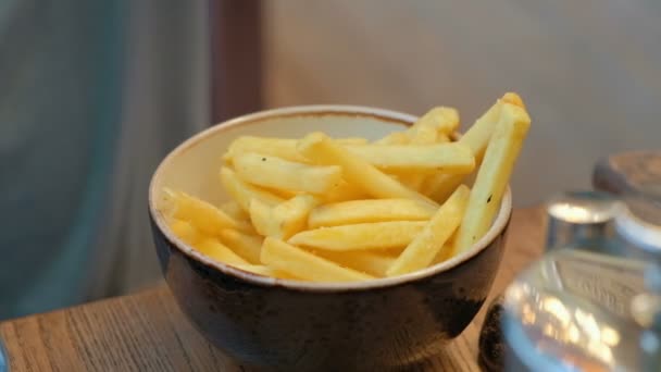 Rapaz tomando fast-food restuarant batatas fritas — Vídeo de Stock