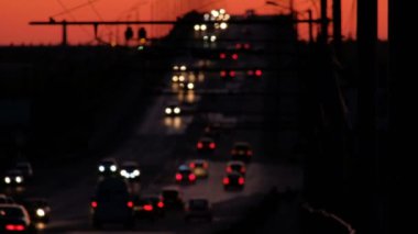 Gece trafik defocused. Çok araba köprü hareket