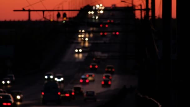 夜のトラフィックは、デフォーカスします。橋に沿って動く多くの車 — ストック動画