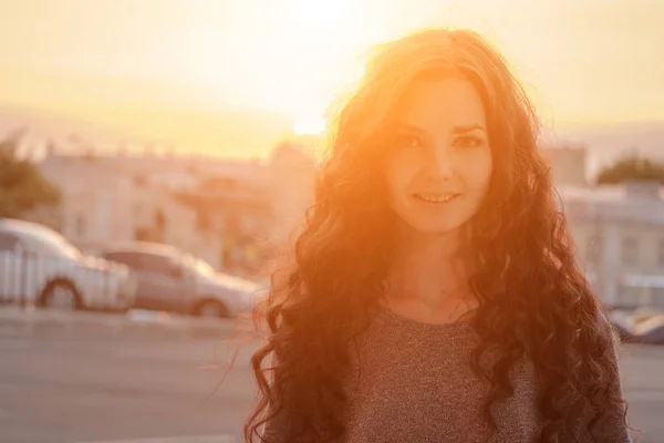 Bellezza ragazza all'aperto godendo di tempo città sera. Bella ragazza modello adolescente con i capelli lunghi in sole splendente. Donna Felice Libera. Tonificata in colore caldo — Foto Stock