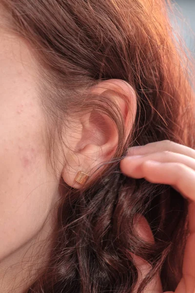 Genç Dişileştirilmiş kadın kulak portre tatlı — Stok fotoğraf