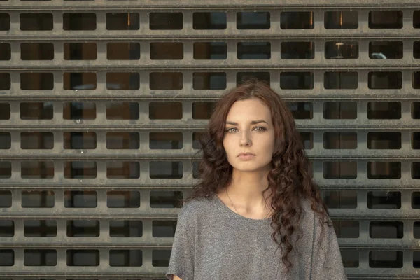 Depressives Mädchen vor Metallgittern. Jugendgefangener — Stockfoto