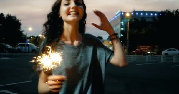 Nastoletnie dziewczyny z ognie na ulicy w nocy — Wideo stockowe