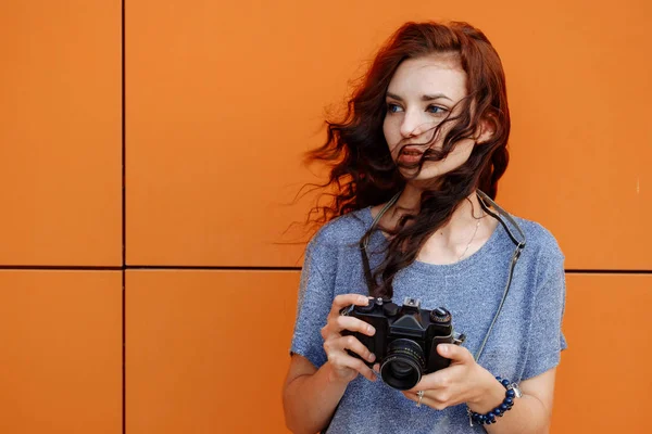 Portret van een mooi meisje met behulp van een vintage 35mm filmcamera — Stockfoto