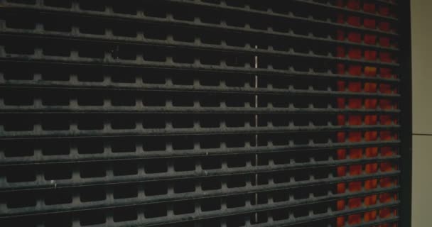 Mur de grille métallique. Structure métallique des barres et du maillage. Fond de texture métallique rouillé foncé usé .