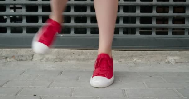 Mujer en zapatillas rojas hacer ejercicio — Vídeos de Stock