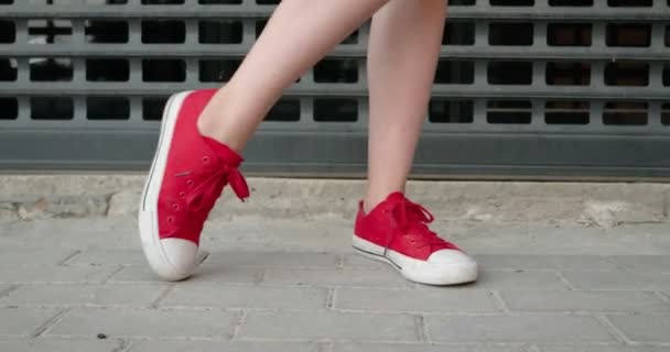 Mujer en zapatillas rojas hacer ejercicio — Vídeo de stock