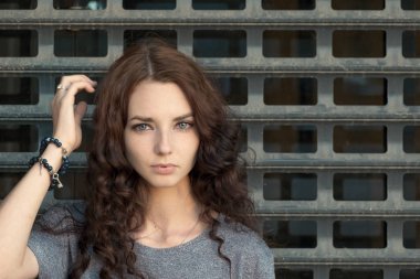 Metal ızgara toching önünde dalgın kız saçını el biçimli kap