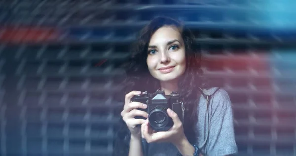 Menina feliz com foto de filme de câmera vintage com vazamentos de luz — Fotografia de Stock