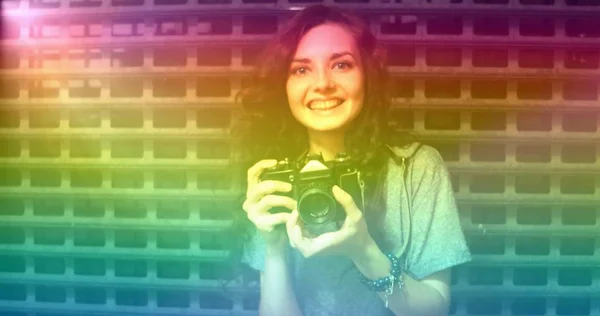 Foto de película vintage de fotógrafo adolescente cubierto con fugas de luz de la ventana — Foto de Stock