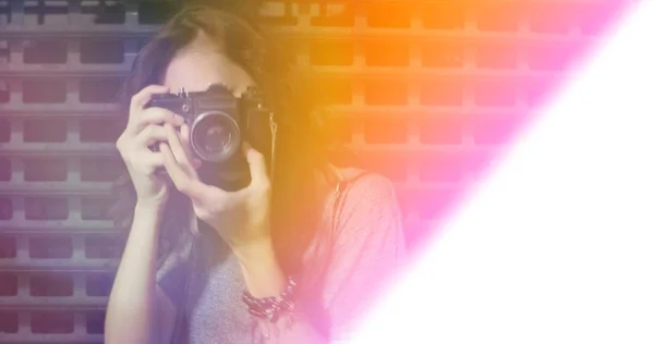 Imagem azulada de menina tirando foto com vazamento de luz — Fotografia de Stock