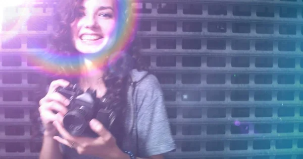Fotografie de film folosit de fotograf adolescent fericit acoperit cu scurgere de lumină fereastră, copyspace — Fotografie, imagine de stoc