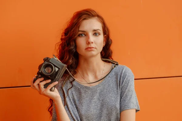 Meditativo giovanissima ragazza con vintage fotocamera in mani — Foto Stock