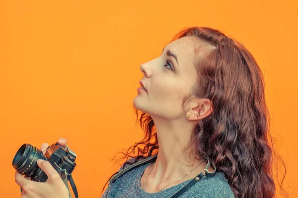 Hippi kız fotoğrafçı Vintage Film Kamera elleri ile seyir denemek için parmak boşaltmak çekmek için herhangi bir olağandışı şeyler