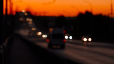 Ufuk arabalar, gün batımı ile Üstgeçit üzerinden bakmak