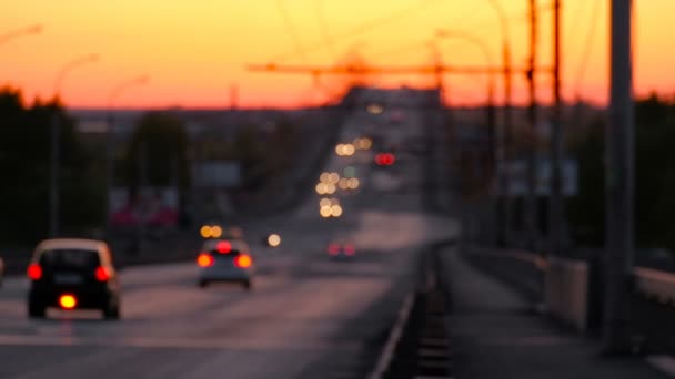 Autobahn führt mit defokussierten Autoscheinwerfern über die Hügel — Stockvideo