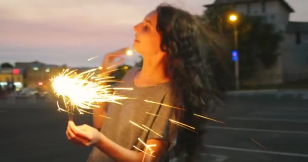 Jovencita alegre posando en la calle con conjunto de luces de bengala ardientes cámara lenta — Vídeos de Stock