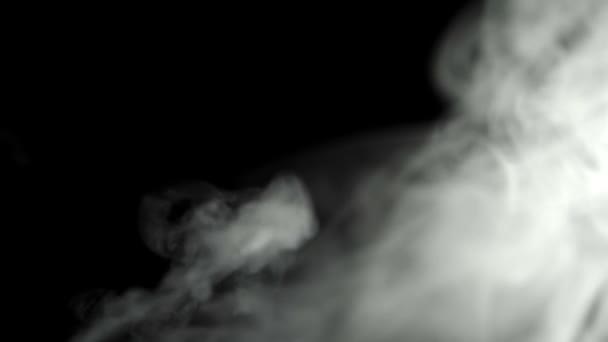 Gran nube de humo o vapor en negro — Vídeo de stock