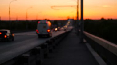 Karayolu trafik arabalar gece arka plan bulanıklık. Araba yolda devam akşam köprü. Otoban karanlıkta.