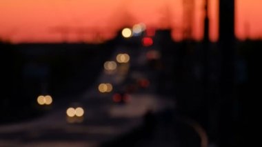 Karayolu trafik geceleri arka plan bulanık. Bokeh daireler gece trafik hareket. Otomobil akşam köprü yola devam. Otoban karanlıkta.