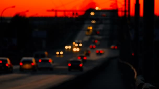 Fluxo de luzes de carro desfocadas, passageiros que voltam para casa durante a noite — Vídeo de Stock