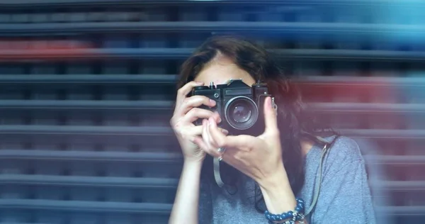 Vrouw fotograaf met vintage camera licht lekken — Stockfoto