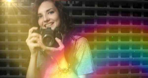 Φωτογράφος κορίτσι με ουράνιο τόξο φως διαρροή και copyspace — Φωτογραφία Αρχείου