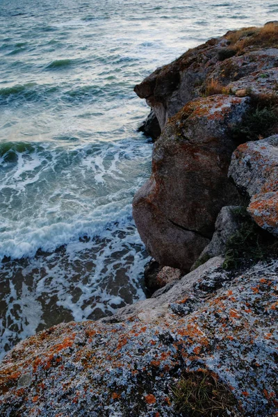 Deniz manzara. Akşam taş sahilde. Su boşaltmak. — Stok fotoğraf