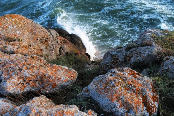 Mare tempestoso e rocce — Foto Stock