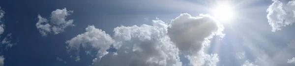 Panoramiczne błękitne niebo chmury i słońce miejsca na tekst — Zdjęcie stockowe