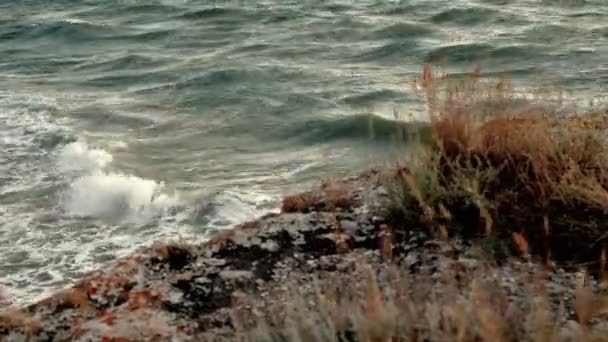 Prachtige zee landschap met rotsachtige kust — Stockvideo