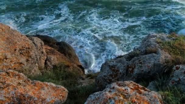 Wellen brechen über felsiges Ufer über Sicht — Stockvideo
