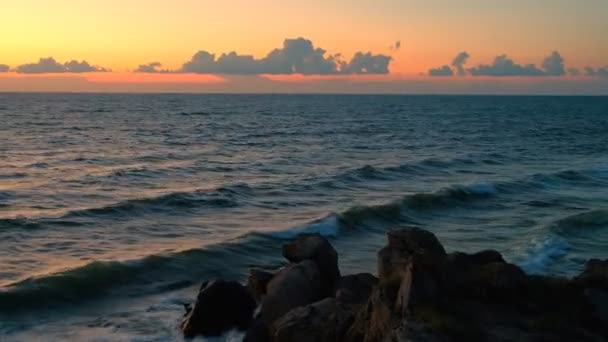 ทะเลตอนพระอาทิตย์ตก ชายฝั่งทะเลที่สวยงามในตอนเย็น . — วีดีโอสต็อก