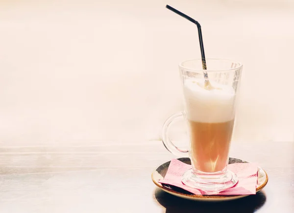 Copo de vidro de café latte na mesa de madeira com palha um monte de copyspace — Fotografia de Stock