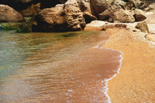 Hermosas olas rompen en la arena y las rocas — Foto de Stock