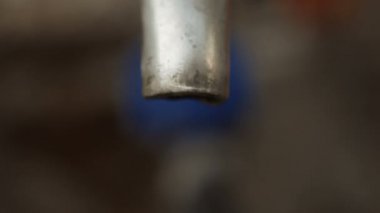 Musluktan su damla damlacıkları bir yakın çekim