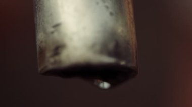 Eski karanlık karşı su musluk damlayan slow motion video