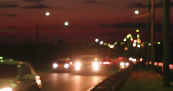 Efocused nacht verkeer op de snelweg — Stockvideo