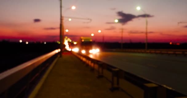 Zwaar verkeer op het viaduct in de nacht over — Stockvideo