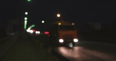 Ufuk farlar ve arka lambalar karayolu trafik yaklaşan saatinde parlaklık. Meşgul Üstgeçit trafik gece atış