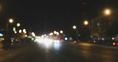 Ufuk gece trafik ışıkları. Bluured arabalar ışıklar iki akarsu içinde bölme pan sol görüntüleri
