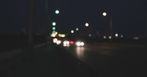 Rozmyte światłach w nocy Hyperlapse strzał. Kolorowe miasto bokeh. Samochody nieostry. — Wideo stockowe