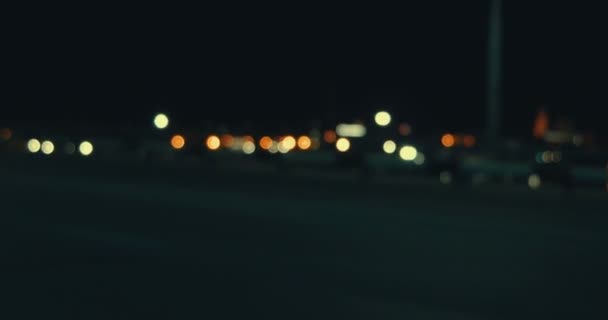 Defokussierte Nachtampeln im Hyperlapse-Stil Seitenblick auf Autobahn — Stockvideo