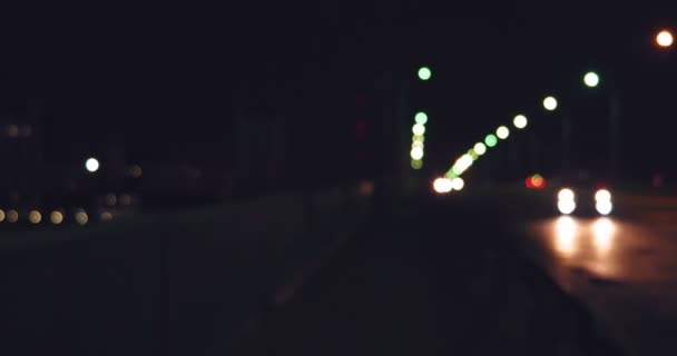 Luci sfocate sul cavalcavia di notte. Colpo notturno di traffico stradale occupato — Video Stock