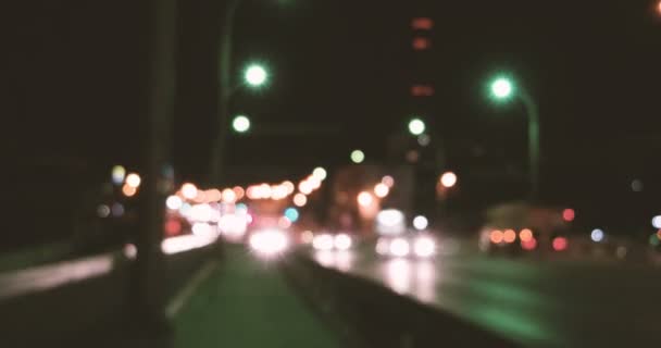 Gece sürüş. Hiper sukut aydınlatmalı araba Şehir trafiği şehir sokaklarında bulanık. — Stok video