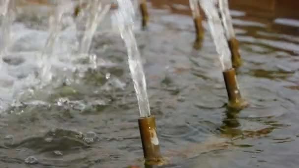 Dysze fontanny zbliżenie 120fps zwolnionym tempie materiału — Wideo stockowe
