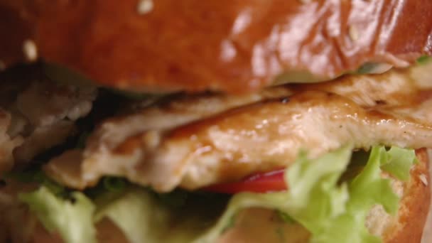 Gros plan de hamburger tournant et se déconcentrant lentement — Video
