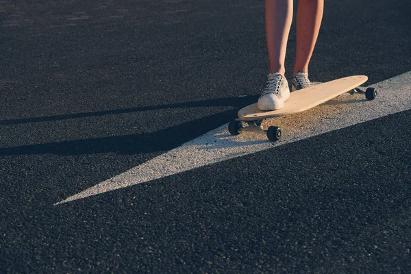 Skateboard auf Asphaltpfeil aufgemalt — Stockfoto