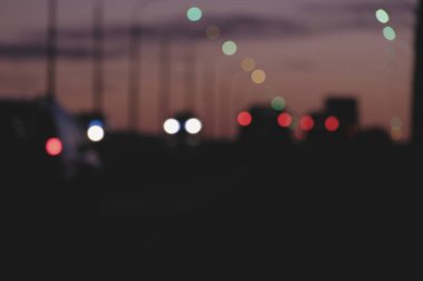 Kentsel gece pembe gökyüzünde bulanık sokakları